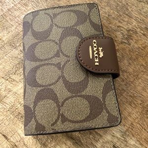 Coach women’s Medium Corner zip wallet in signature canvas